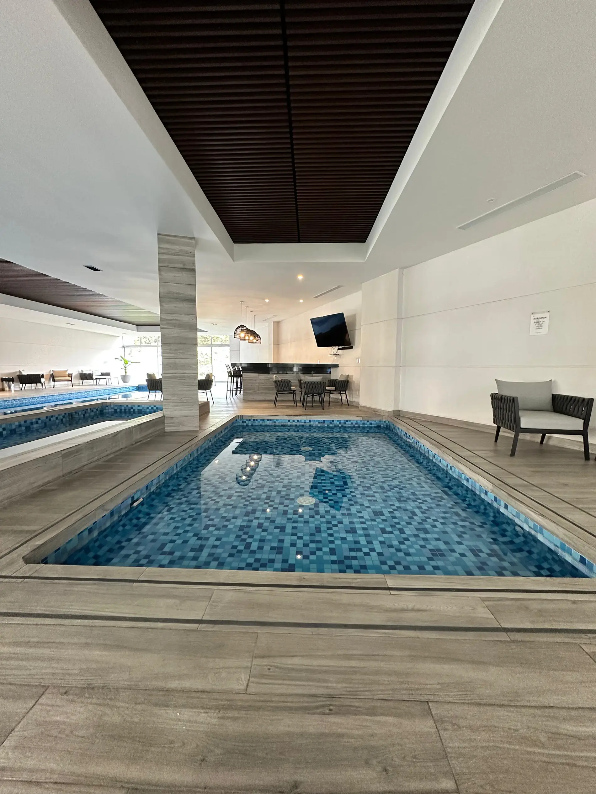 Almina — chapoteadero y jacuzzi