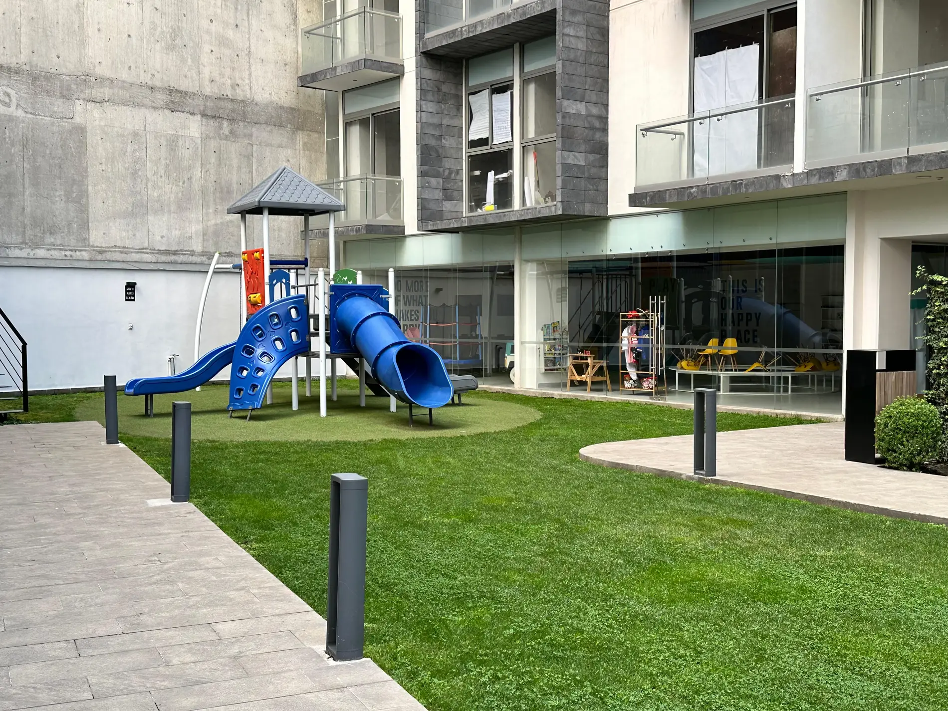 Almina — área infantil y jardines