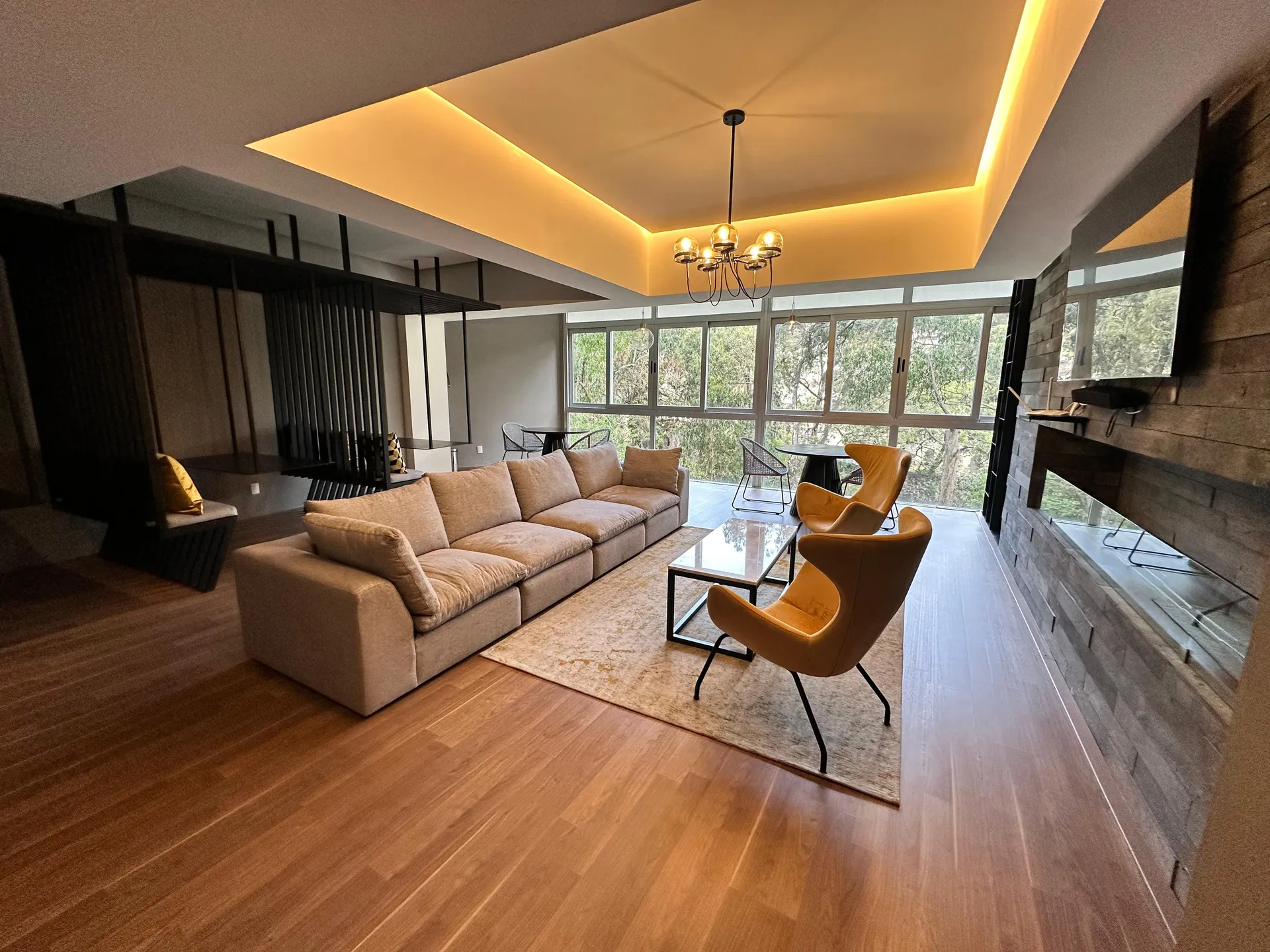 Almina — salón de adultos / coworking