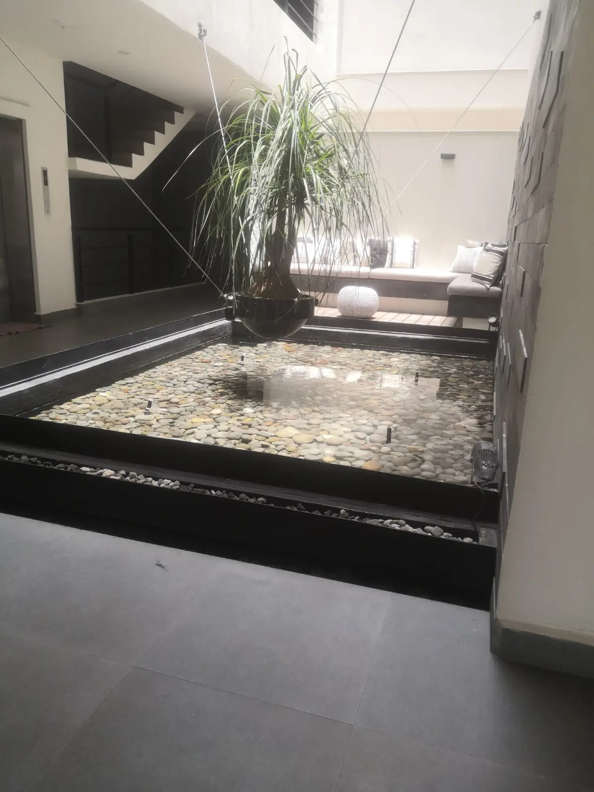 Avalia — lobby con espejo de agua