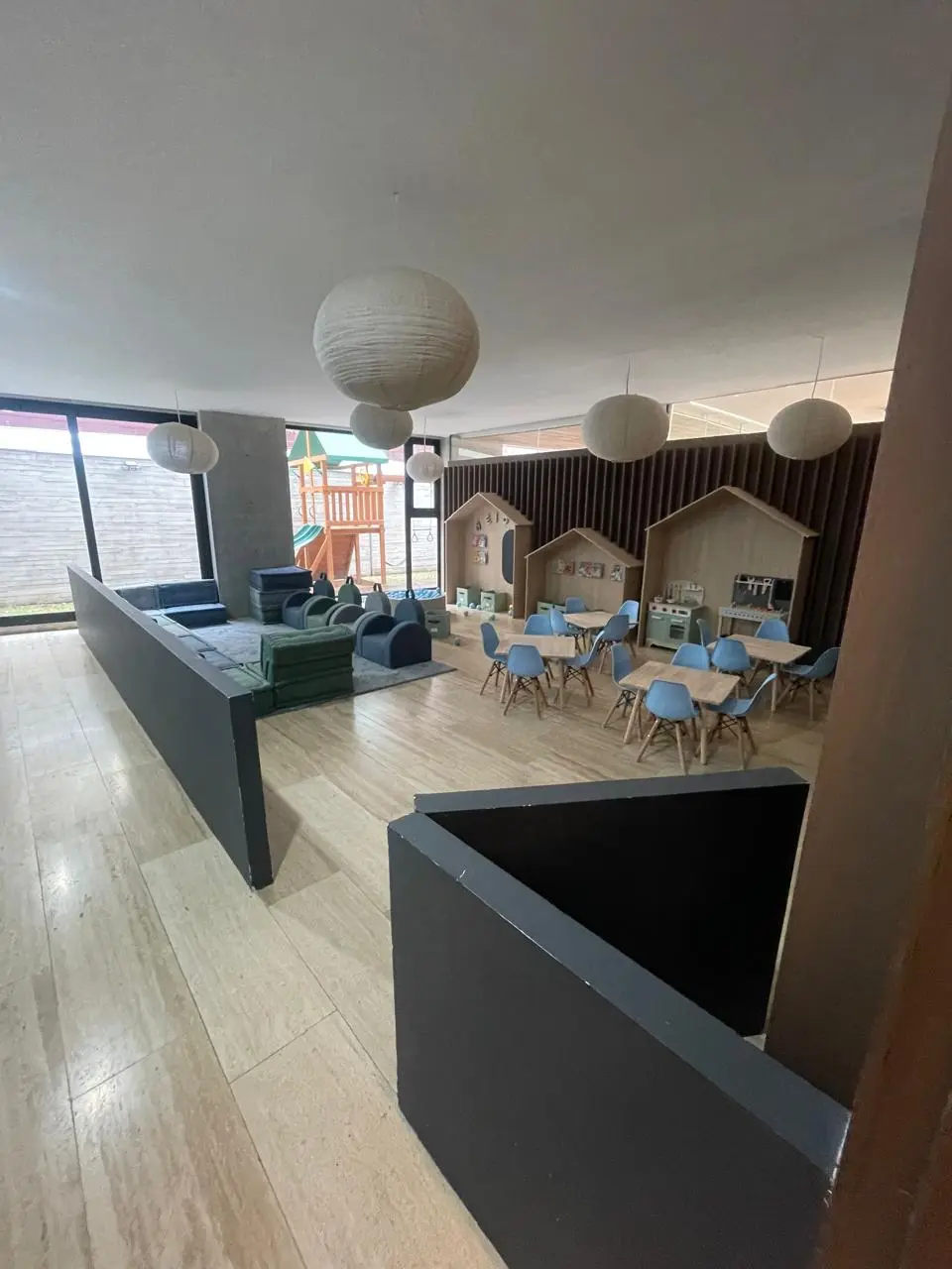 Salón lounge con ludoteca