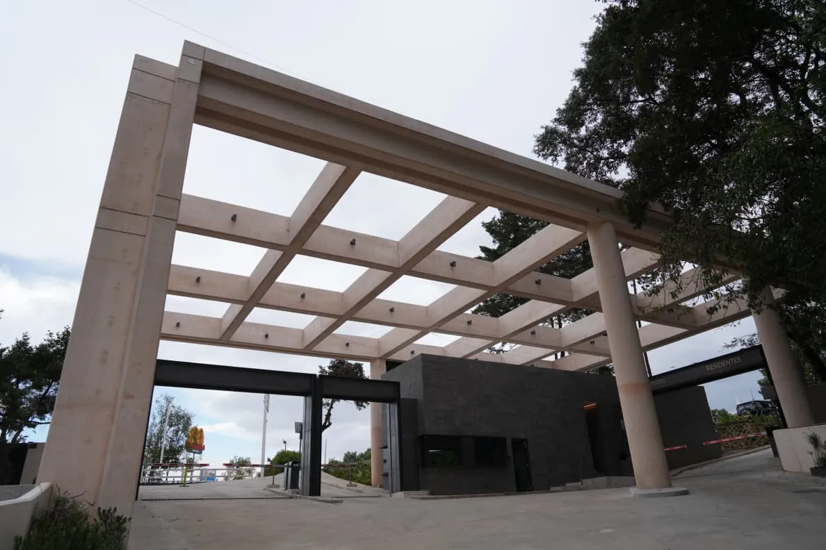 Pérgola del acceso principal — foto real