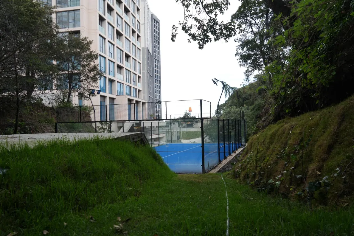 Cancha de tenis entre áreas verdes — foto real