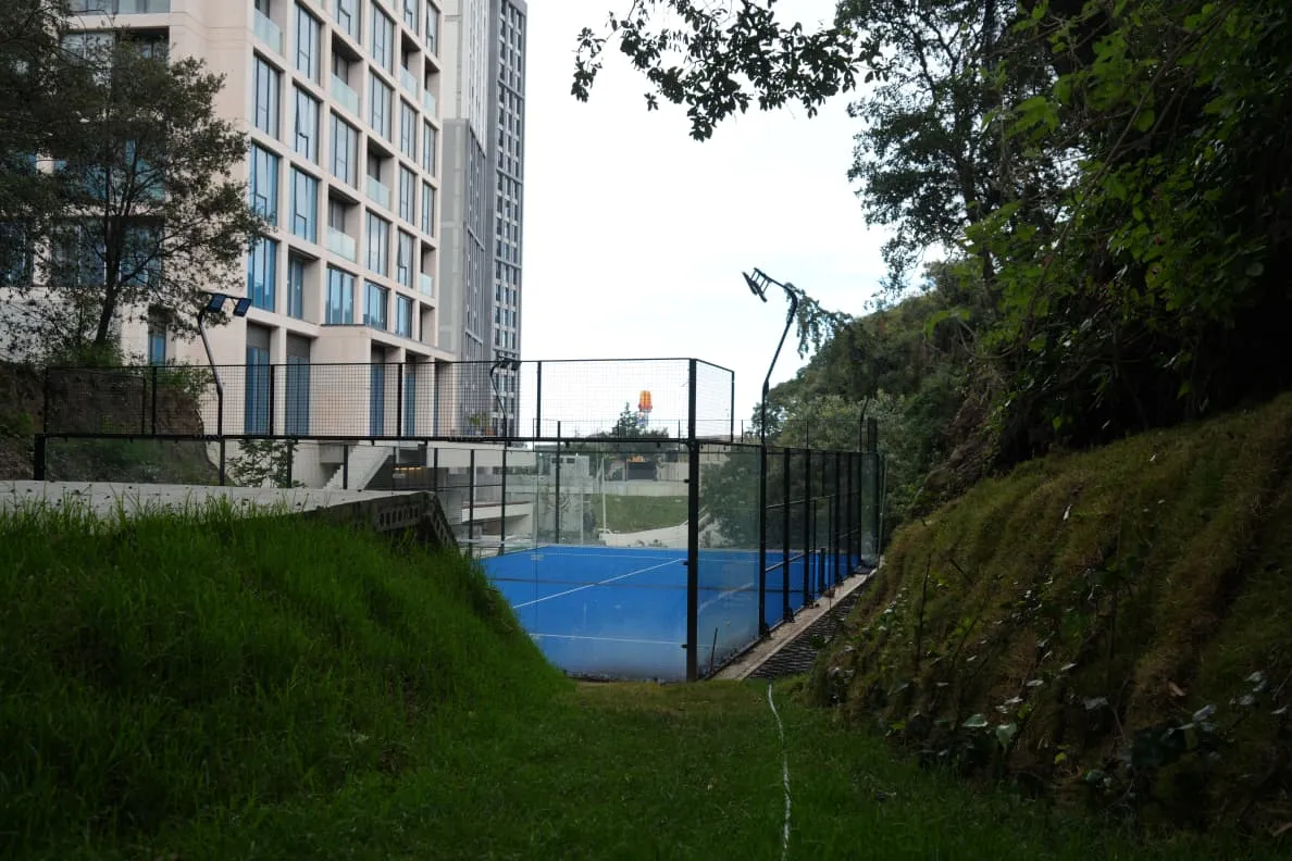 Cancha de tenis — otra vista, foto real