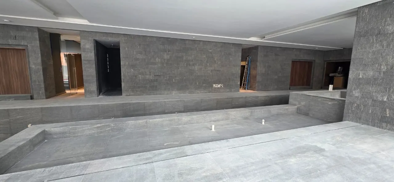 Interior de amenidades con acabados en piedra — foto real