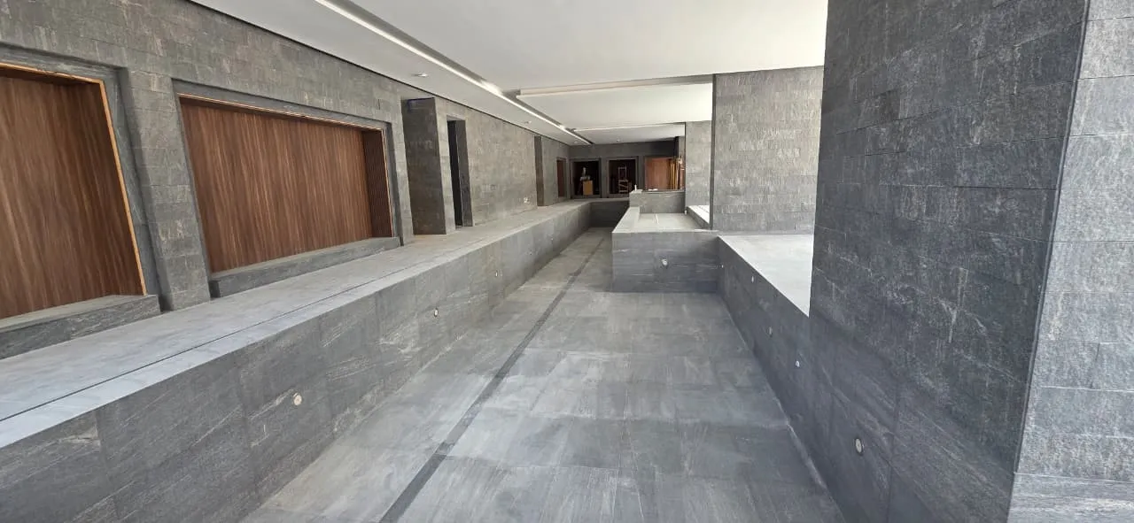 Interior de amenidades con acabados en piedra — foto real