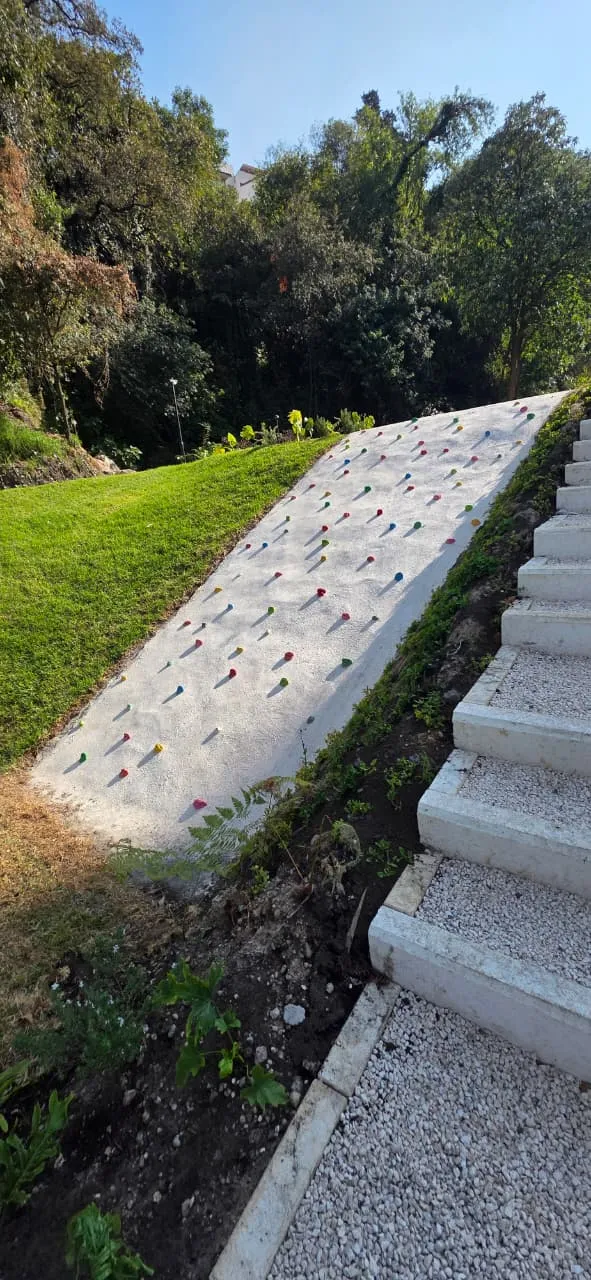 Muro de escalada en los jardines — foto real