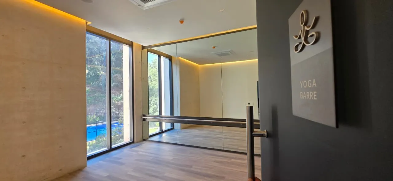 Salón de yoga y barre — foto real